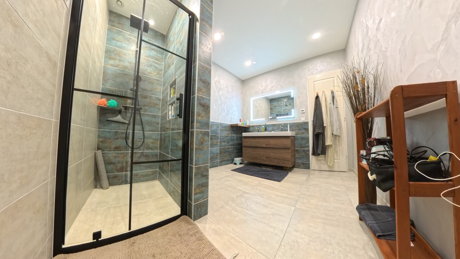 salle de bain après rénovation complète par Work Service – douche à l’italienne, meuble suspendu, murs peinture décorative, stucco